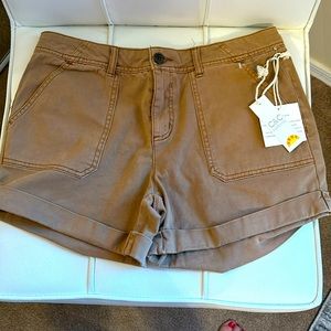 NWT. Tan C&C California cuffed shorts. Zip front. Pockets @ front/back. Sz 8.